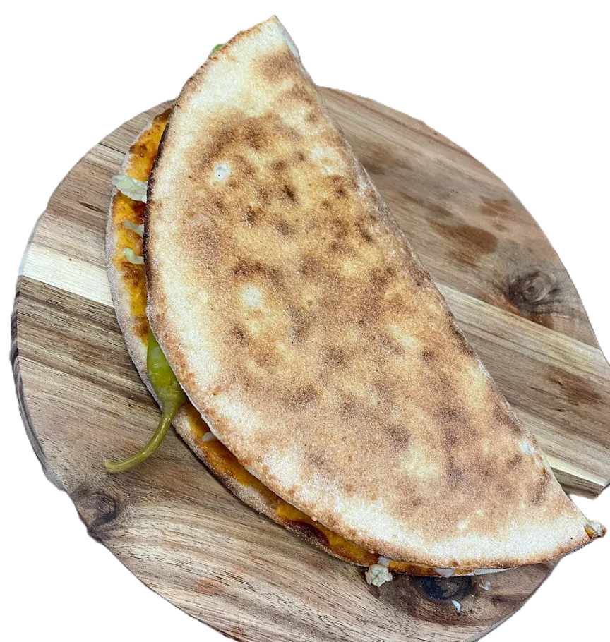 Kuvassa calcone pizza puisella alustalla.